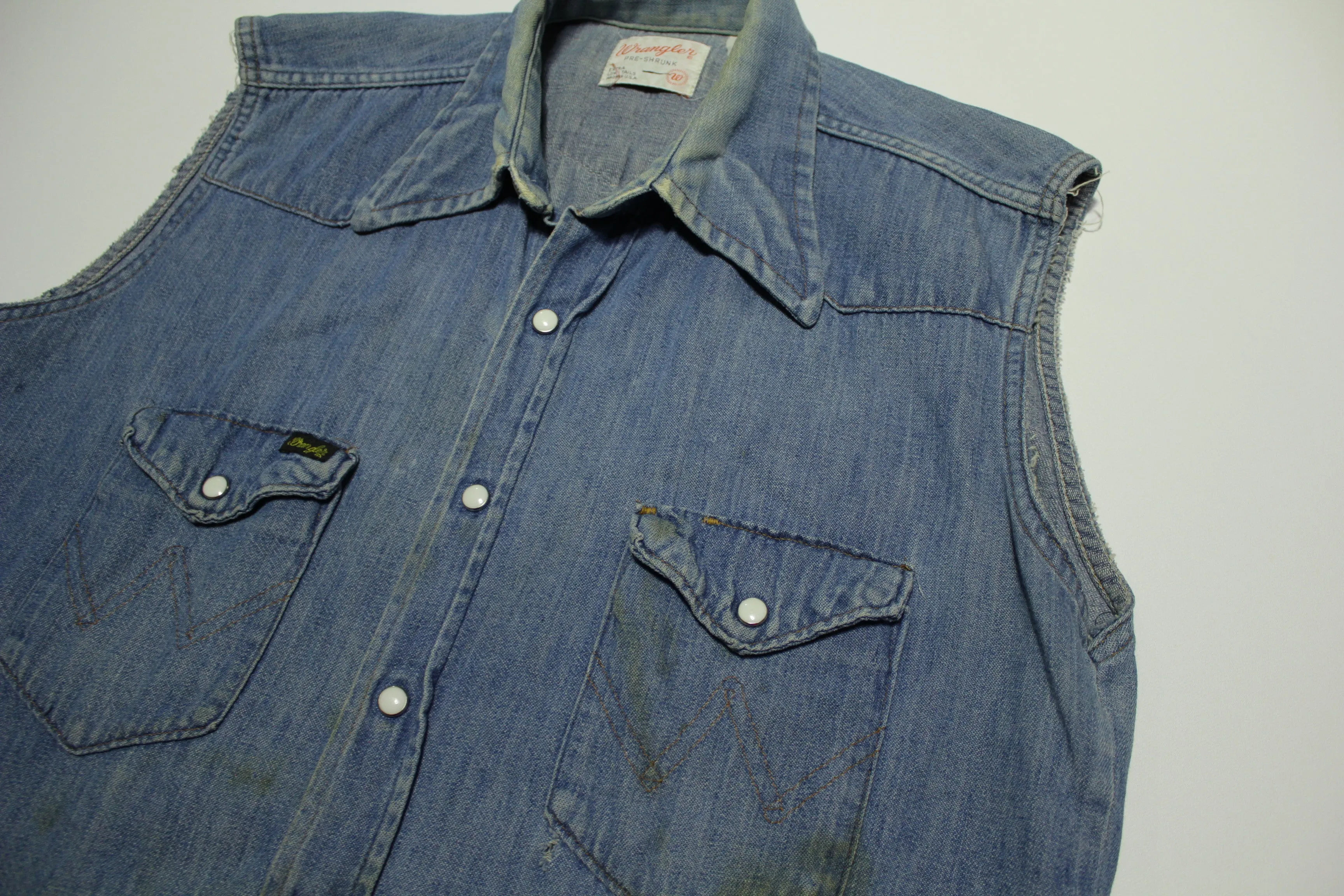 Wrangler Pre Shrunk Denim Chambray Long Tails Made in USA Pearl Snap Vintage 60s Shirt